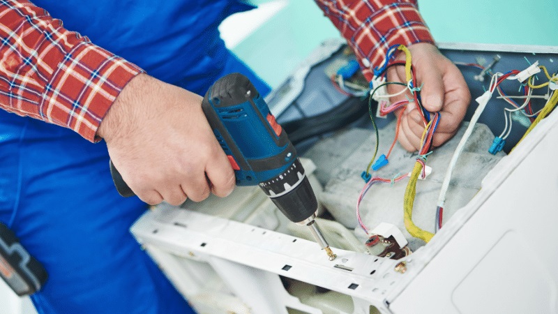 Adapazarı Ariston Ariston çamaşır makinesi kart tamiri – Su almama arızası orijinal parça ile giderildi. - Teknik servis örneği